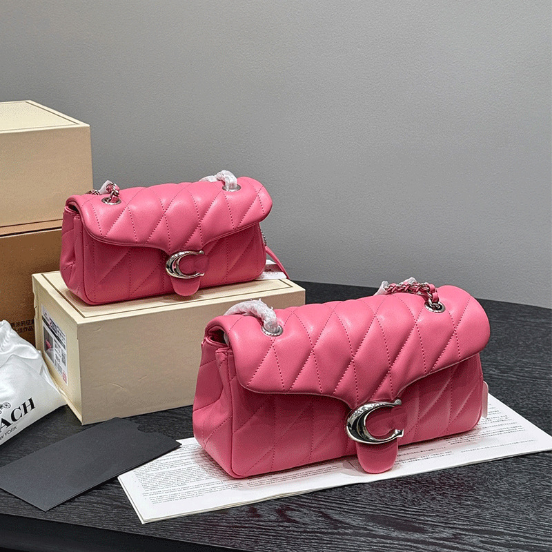 Podpažová taška s retiazkovým popruhom, pravá koža, horizontálny štvorcový tvar, rombová výšivka, magnetické zapínanie