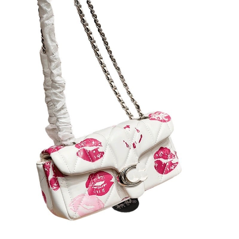 Podpažová taška s retiazkovým popruhom, pravá koža, horizontálny štvorcový tvar, rombová výšivka, magnetické zapínanie