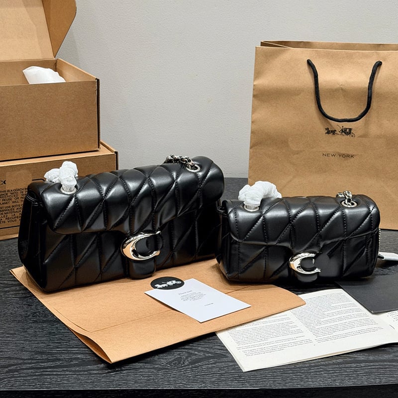 Podpažová taška s retiazkovým popruhom, pravá koža, horizontálny štvorcový tvar, rombová výšivka, magnetické zapínanie