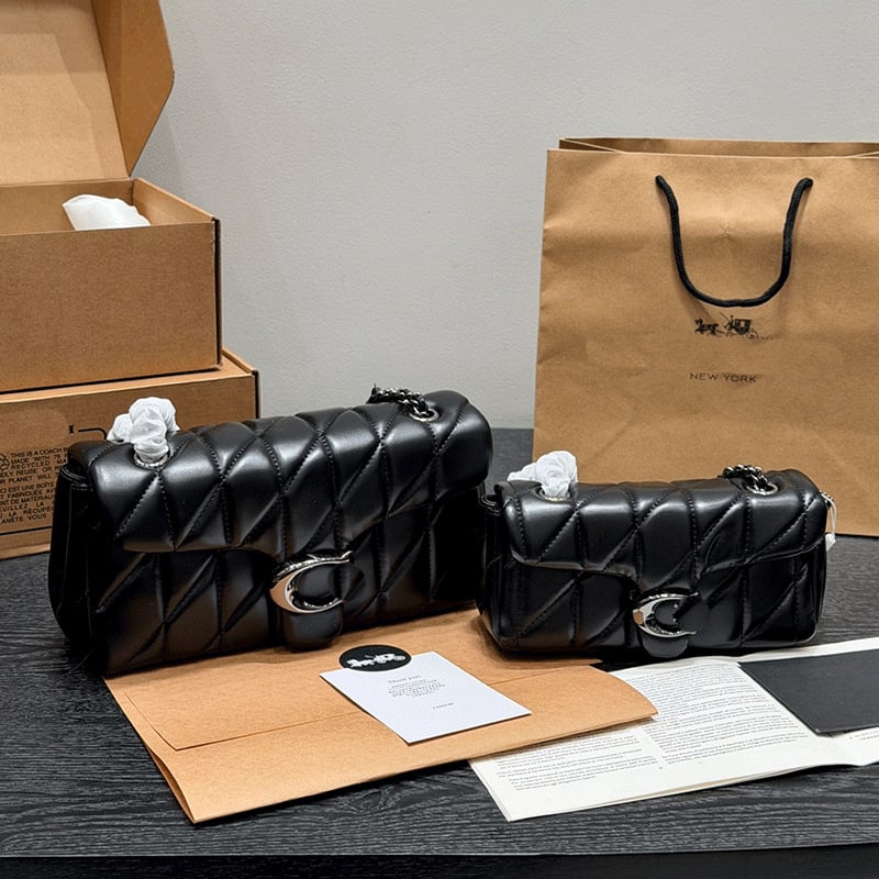 Podpažová taška s retiazkovým popruhom, pravá koža, horizontálny štvorcový tvar, rombová výšivka, magnetické zapínanie