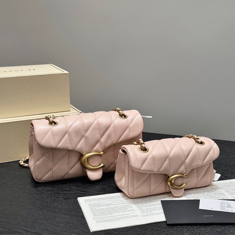 Podpažová taška s retiazkovým popruhom, pravá koža, horizontálny štvorcový tvar, rombová výšivka, magnetické zapínanie