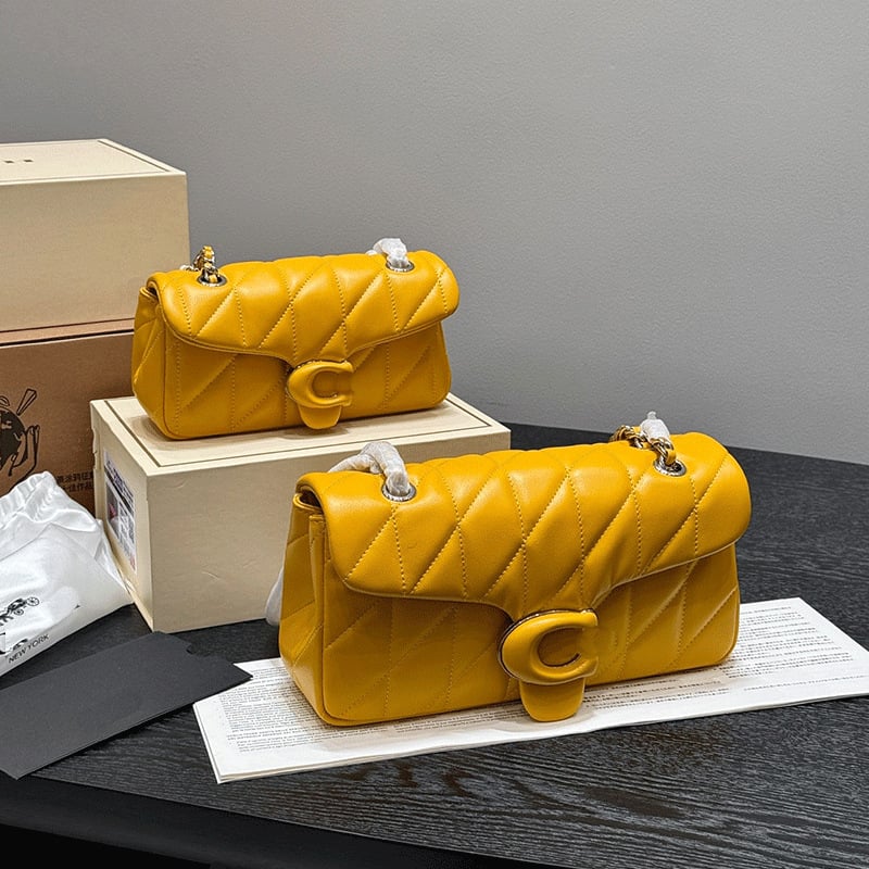 Podpažová taška s retiazkovým popruhom, pravá koža, horizontálny štvorcový tvar, rombová výšivka, magnetické zapínanie