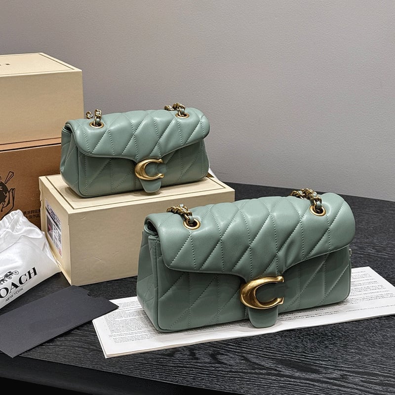 Podpažová taška s retiazkovým popruhom, pravá koža, horizontálny štvorcový tvar, rombová výšivka, magnetické zapínanie