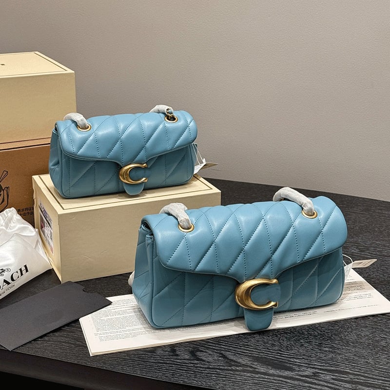 Podpažová taška s retiazkovým popruhom, pravá koža, horizontálny štvorcový tvar, rombová výšivka, magnetické zapínanie