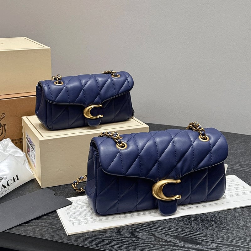 Podpažová taška s retiazkovým popruhom, pravá koža, horizontálny štvorcový tvar, rombová výšivka, magnetické zapínanie