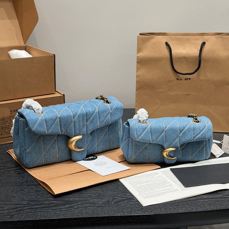 Podpažová taška s retiazkovým popruhom, pravá koža, horizontálny štvorcový tvar, rombová výšivka, magnetické zapínanie