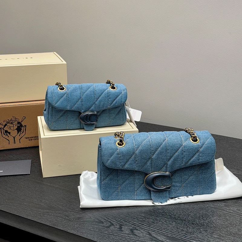 Podpažová taška s retiazkovým popruhom, pravá koža, horizontálny štvorcový tvar, rombová výšivka, magnetické zapínanie