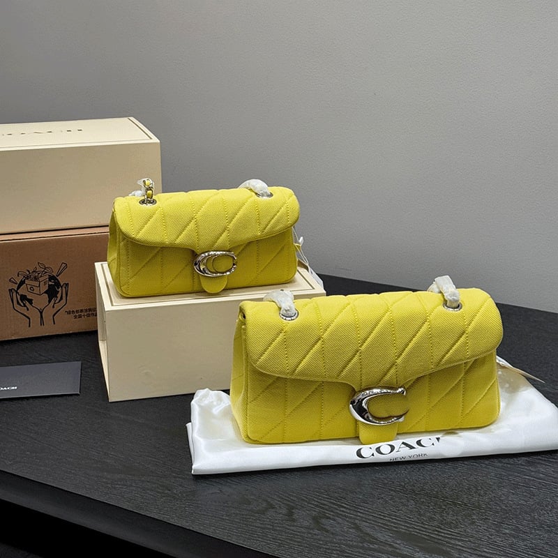 Podpažová taška s retiazkovým popruhom, pravá koža, horizontálny štvorcový tvar, rombová výšivka, magnetické zapínanie