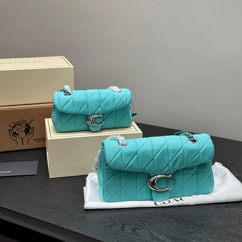 Podpažová taška s retiazkovým popruhom, pravá koža, horizontálny štvorcový tvar, rombová výšivka, magnetické zapínanie