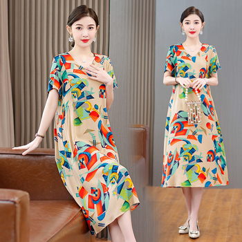 Potlačené šaty z bavlno-saténovej zmesi s viskózou 50–70%, stredná dĺžka, voľný pás, okrúhly výstrih, krátke rukávy