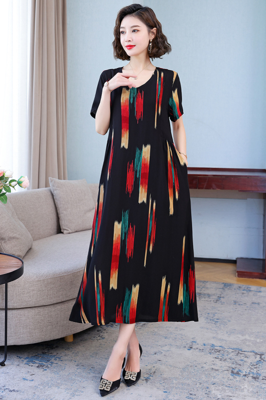 Potlačené šaty z bavlno-saténovej zmesi s viskózou 50–70%, stredná dĺžka, voľný pás, okrúhly výstrih, krátke rukávy