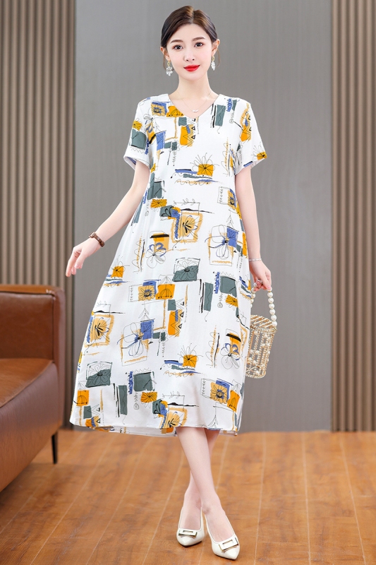 Potlačené šaty z bavlno-saténovej zmesi s viskózou 50–70%, stredná dĺžka, voľný pás, okrúhly výstrih, krátke rukávy
