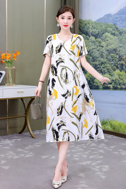 Potlačené šaty z bavlno-saténovej zmesi s viskózou 50–70%, stredná dĺžka, voľný pás, okrúhly výstrih, krátke rukávy