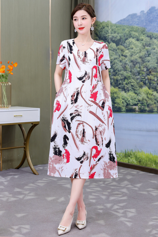 Potlačené šaty z bavlno-saténovej zmesi s viskózou 50–70%, stredná dĺžka, voľný pás, okrúhly výstrih, krátke rukávy