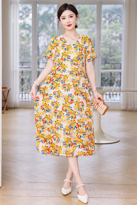 Potlačené šaty z bavlno-saténovej zmesi s viskózou 50–70%, stredná dĺžka, voľný pás, okrúhly výstrih, krátke rukávy