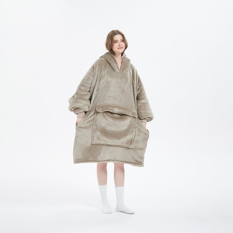 Plus-size pătură cu flanelă, cu glugă, cu buzunar mare — material poliester, greutate 300–500 g, pentru iarnă, calitate premium, stil modern minimalist