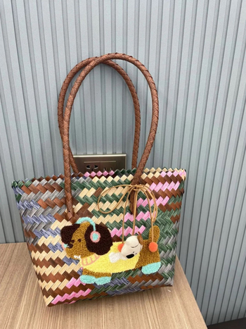 Πλεκτή PVC τσάντα χεριού, οβάλ παραλιακή τσάντα με ανοιχτή τσέπη, φρέσκο και γλυκό στυλ, PP επένδυση, καλοκαίρι 2024