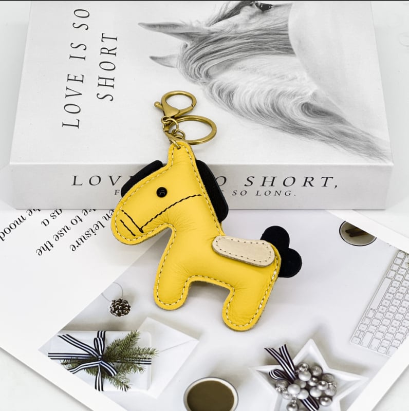 Pandantiv pentru geantă din piele naturală – stil urban minimalist, imprimeu animal, rezistent la uzură