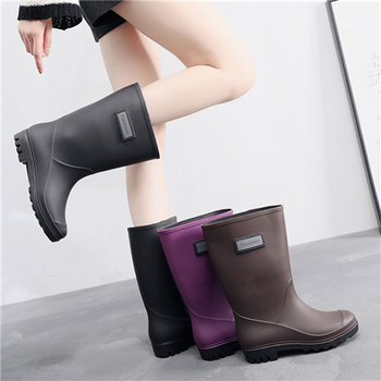 Γυναικείες γαλότσες βροχής από PVC με ψηλό άνω μέρος, χαμηλό τακούνι 1–3 cm, ενισχυμένη κατασκευή, μοτίβο με γράμματα