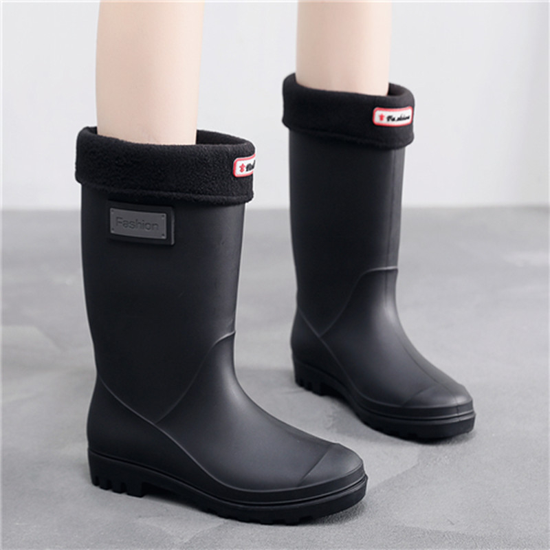 Γυναικείες γαλότσες βροχής από PVC με ψηλό άνω μέρος, χαμηλό τακούνι 1–3 cm, ενισχυμένη κατασκευή, μοτίβο με γράμματα