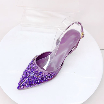 Pantofi de toc înalt cu partea superioară din mătase, vârf ascuțit, toc subțire, talpă din cauciuc, închidere cu șiret pe spate