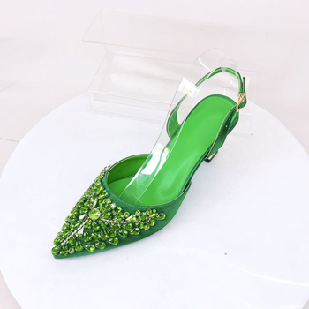 Pantofi de toc înalt cu partea superioară din mătase, vârf ascuțit, toc subțire, talpă din cauciuc, închidere cu șiret pe spate