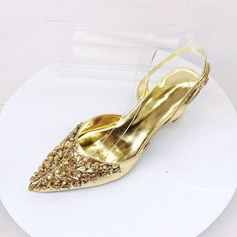 Pantofi de toc înalt cu partea superioară din mătase, vârf ascuțit, toc subțire, talpă din cauciuc, închidere cu șiret pe spate