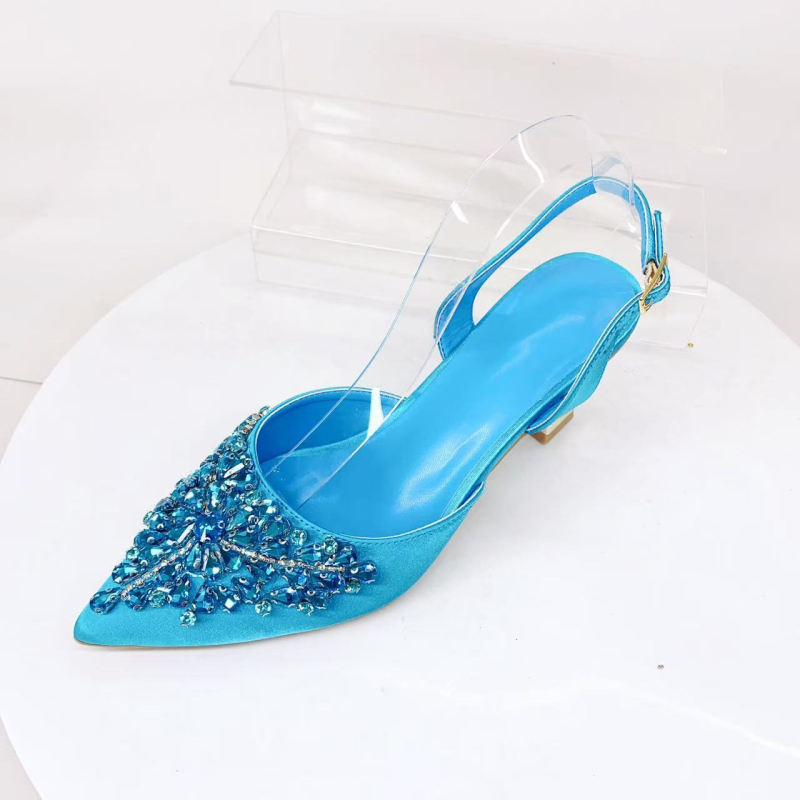 Pantofi de toc înalt cu partea superioară din mătase, vârf ascuțit, toc subțire, talpă din cauciuc, închidere cu șiret pe spate