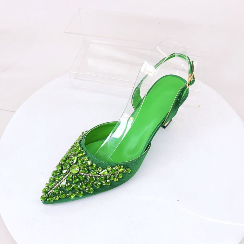 Pantofi de toc înalt cu partea superioară din mătase, vârf ascuțit, toc subțire, talpă din cauciuc, închidere cu șiret pe spate