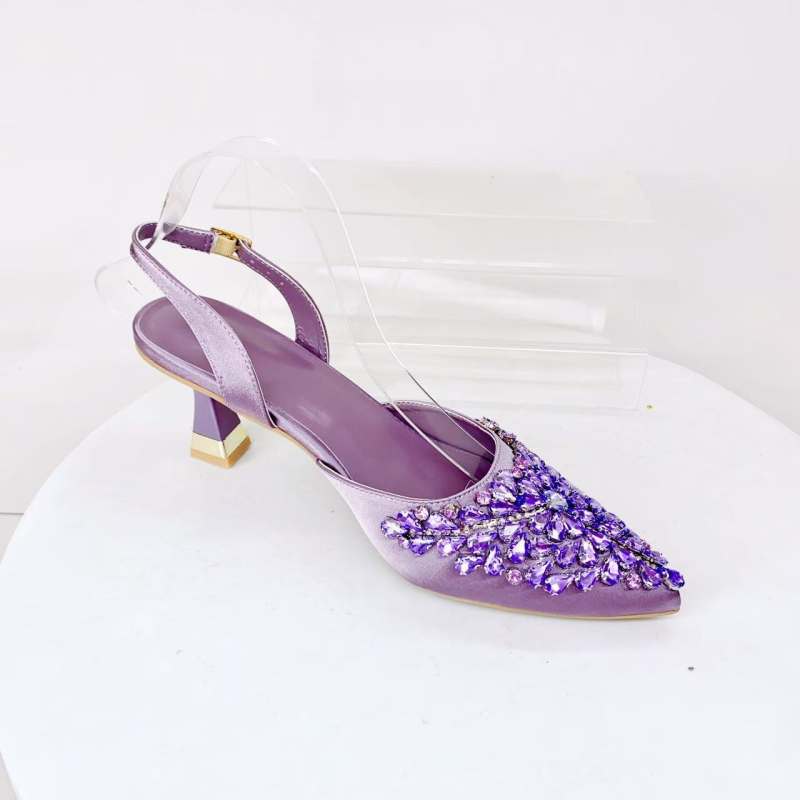 Pantofi de toc înalt cu partea superioară din mătase, vârf ascuțit, toc subțire, talpă din cauciuc, închidere cu șiret pe spate