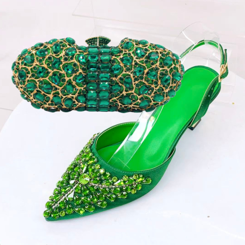 Pantofi de toc înalt cu partea superioară din mătase, vârf ascuțit, toc subțire, talpă din cauciuc, închidere cu șiret pe spate