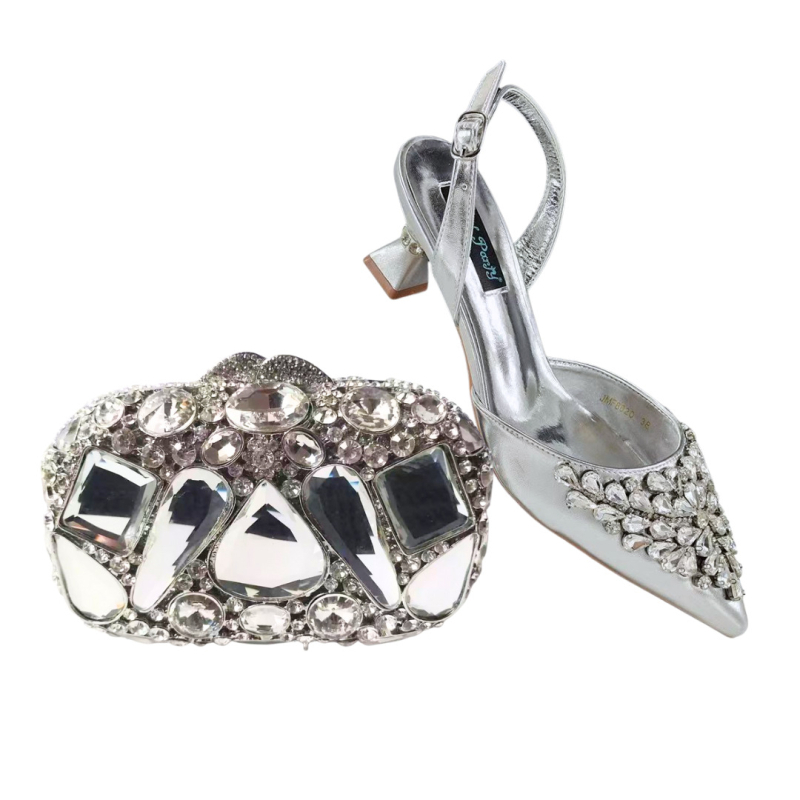 Pantofi de toc înalt cu partea superioară din mătase, vârf ascuțit, toc subțire, talpă din cauciuc, închidere cu șiret pe spate