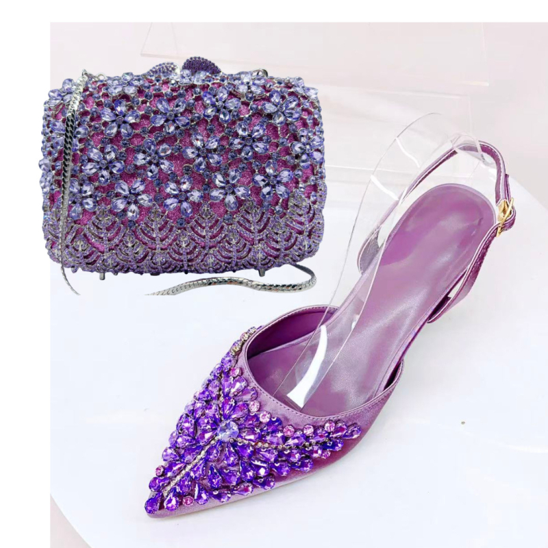 Pantofi de toc înalt cu partea superioară din mătase, vârf ascuțit, toc subțire, talpă din cauciuc, închidere cu șiret pe spate