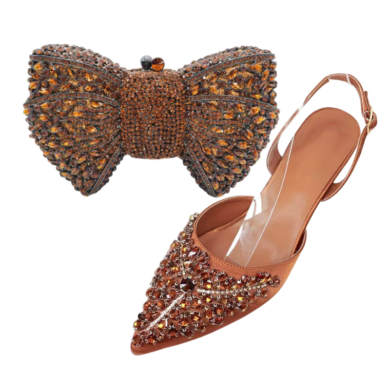 Pantofi de toc înalt cu partea superioară din mătase, vârf ascuțit, toc subțire, talpă din cauciuc, închidere cu șiret pe spate