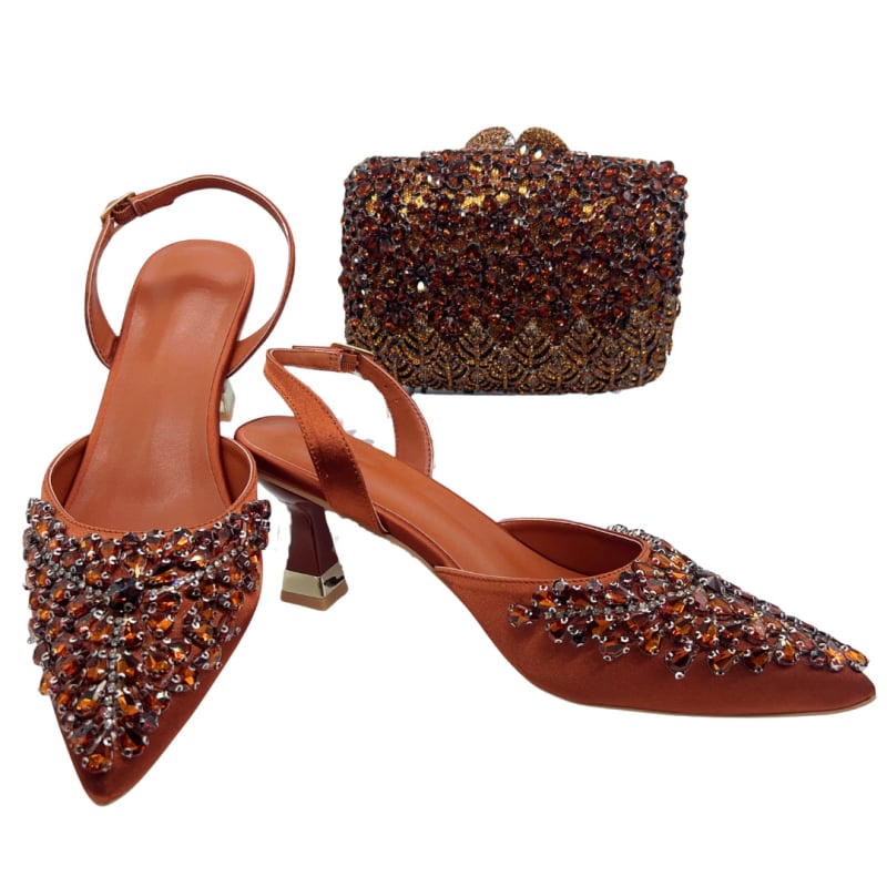 Pantofi de toc înalt cu partea superioară din mătase, vârf ascuțit, toc subțire, talpă din cauciuc, închidere cu șiret pe spate