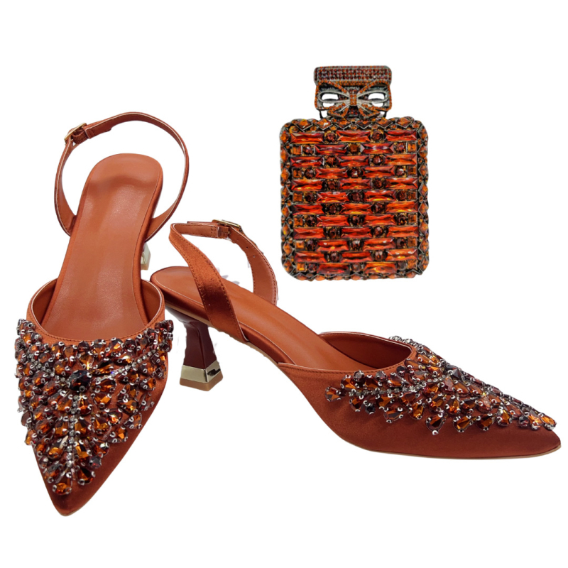 Pantofi de toc înalt cu partea superioară din mătase, vârf ascuțit, toc subțire, talpă din cauciuc, închidere cu șiret pe spate