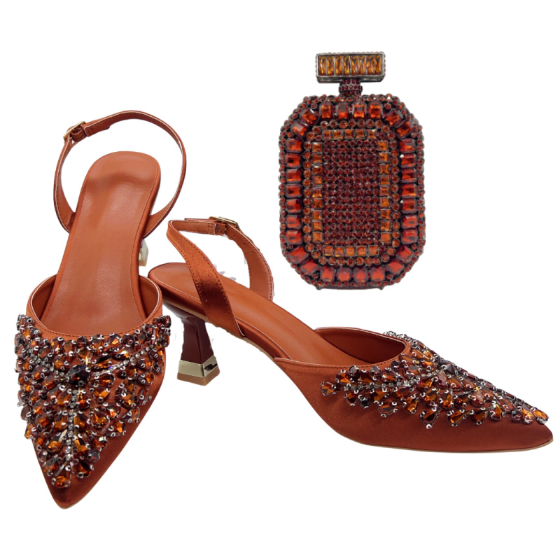 Pantofi de toc înalt cu partea superioară din mătase, vârf ascuțit, toc subțire, talpă din cauciuc, închidere cu șiret pe spate