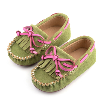 Gyerekeknek készült mokaszín, felső rész valódi bőr, gumírozott talp, négyzetes orr, brit stílusú hercegnő dizájn