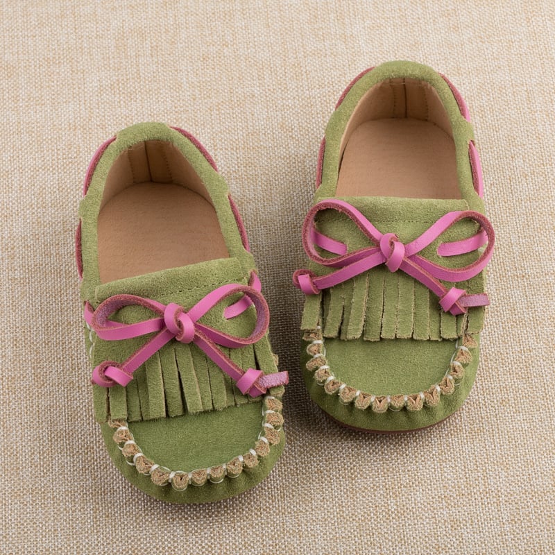 Gyerekeknek készült mokaszín, felső rész valódi bőr, gumírozott talp, négyzetes orr, brit stílusú hercegnő dizájn