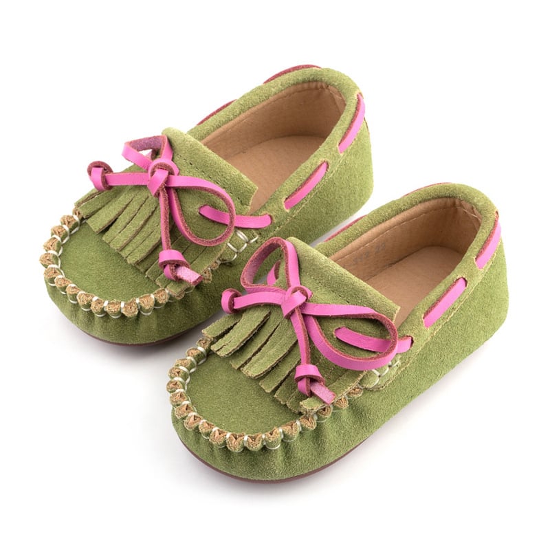 Gyerekeknek készült mokaszín, felső rész valódi bőr, gumírozott talp, négyzetes orr, brit stílusú hercegnő dizájn
