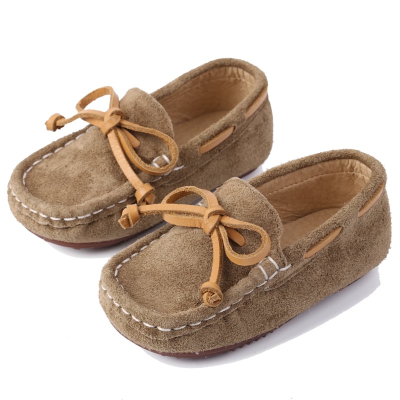 Gyerekeknek készült mokaszín, felső rész valódi bőr, gumírozott talp, négyzetes orr, brit stílusú hercegnő dizájn
