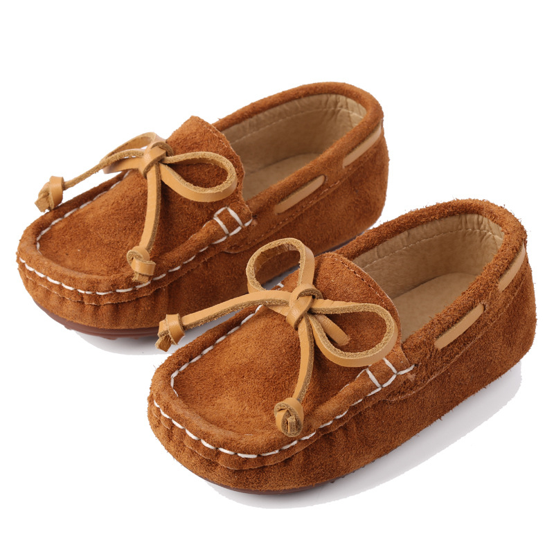 Gyerekeknek készült mokaszín, felső rész valódi bőr, gumírozott talp, négyzetes orr, brit stílusú hercegnő dizájn