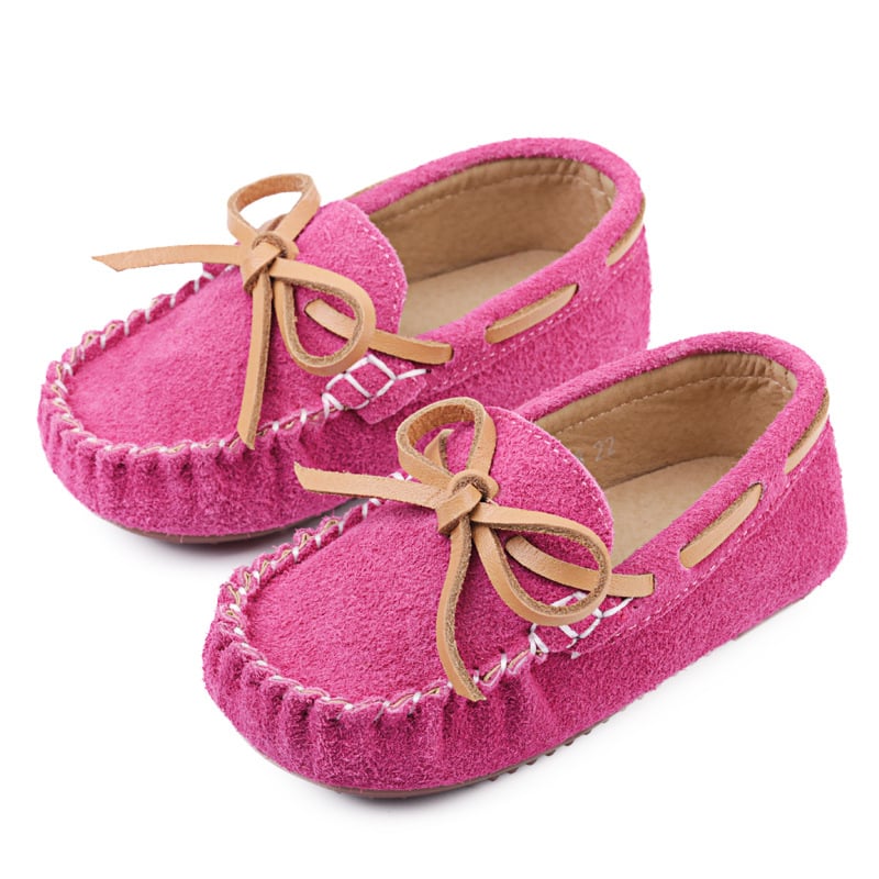 Gyerekeknek készült mokaszín, felső rész valódi bőr, gumírozott talp, négyzetes orr, brit stílusú hercegnő dizájn