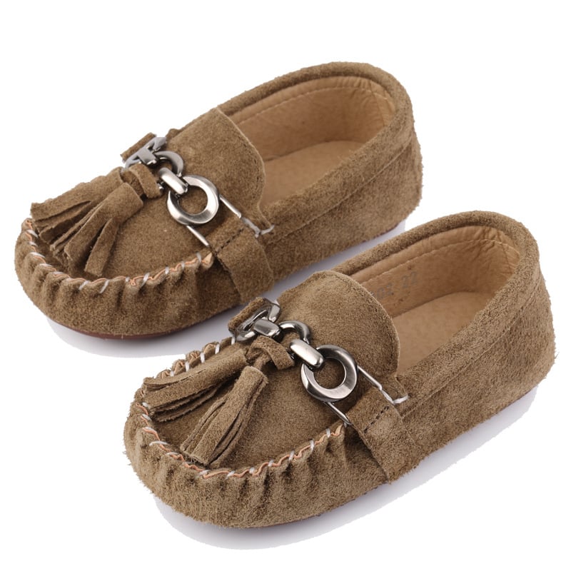 Gyerekeknek készült mokaszín, felső rész valódi bőr, gumírozott talp, négyzetes orr, brit stílusú hercegnő dizájn