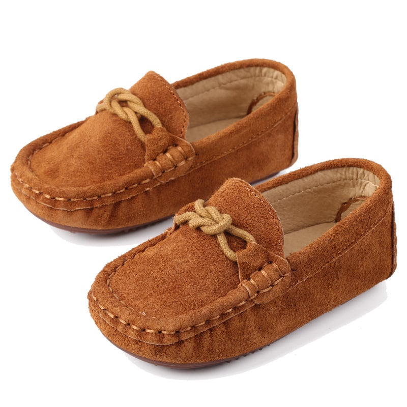 Gyerekeknek készült mokaszín, felső rész valódi bőr, gumírozott talp, négyzetes orr, brit stílusú hercegnő dizájn