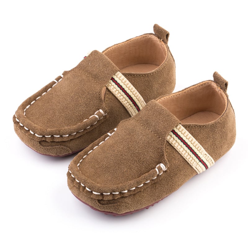 Gyerekeknek készült mokaszín, felső rész valódi bőr, gumírozott talp, négyzetes orr, brit stílusú hercegnő dizájn