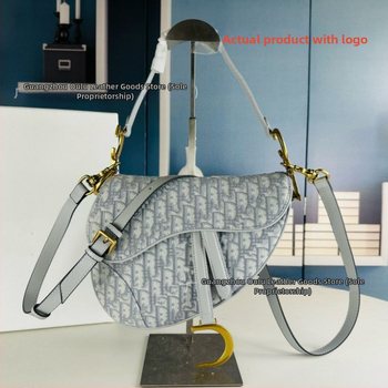 Saddle bag din piele naturală, broderie, închidere cu șnur și cataramă, interior laminat cu fermoar