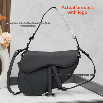 Saddle bag din piele naturală, broderie, închidere cu șnur și cataramă, interior laminat cu fermoar