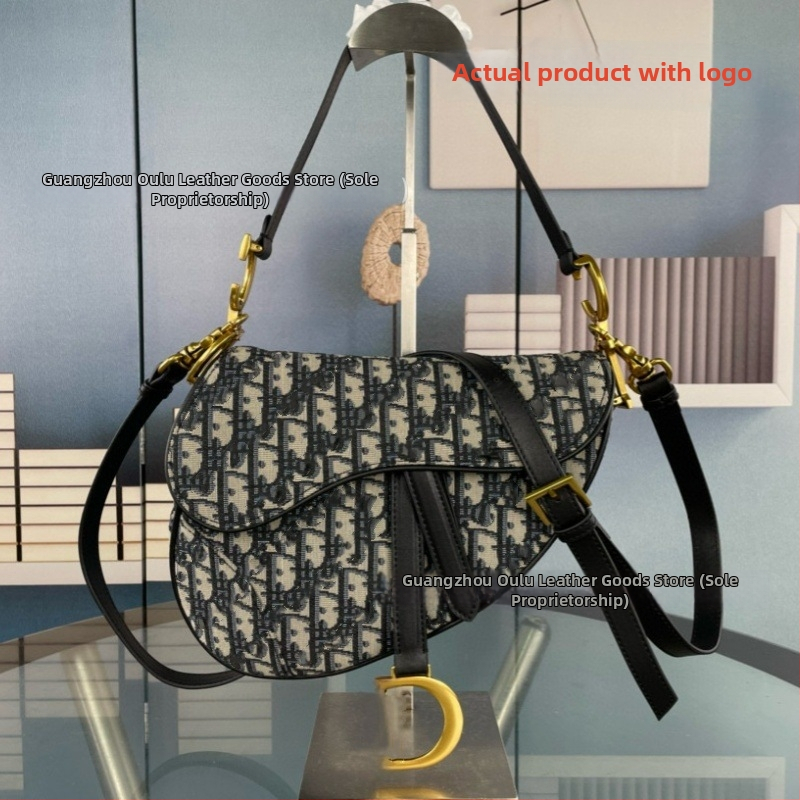 Saddle bag din piele naturală, broderie, închidere cu șnur și cataramă, interior laminat cu fermoar