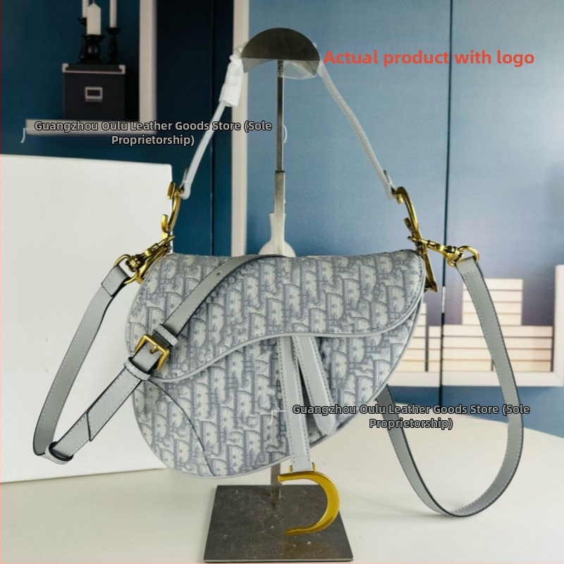 Saddle bag din piele naturală, broderie, închidere cu șnur și cataramă, interior laminat cu fermoar